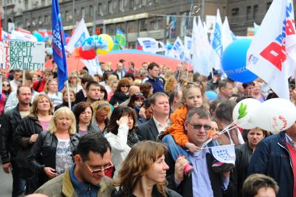 Участники первомайского шествия профсоюзов на улицах Москвы.