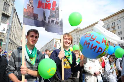 Участники первомайского шествия на улицах Москвы. На снимке: студенты с плакатом во время демонстрации.