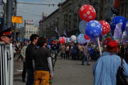 Участники первомайского шествия на улицах Москвы.