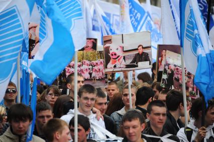 Участники первомайского шествия профсоюзов на улицах Москвы.