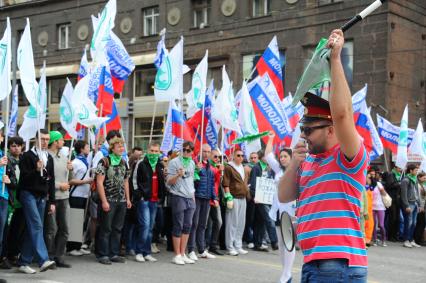 Участники первомайского шествия профсоюзов на улицах Москвы. На снимке: постоение в колонны.