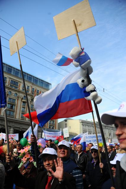 Участники первомайского шествия на улицах Москвы.