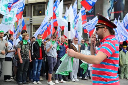 Участники первомайского шествия профсоюзов на улицах Москвы. На снимке: постоение в колонны.