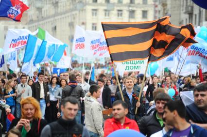 Участники первомайского шествия на улицах Москвы. На снимке: активисты движения `Молодая гвардия`  во время демонстрации.