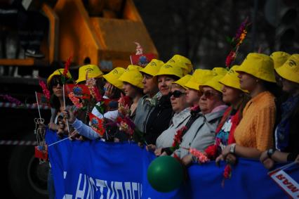 Участники первомайского шествия профсоюзов на улицах Москвы.