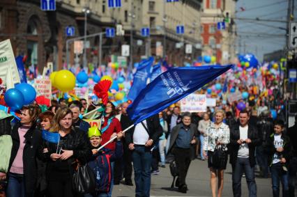 Участники первомайского шествия профсоюзов на улицах Москвы.