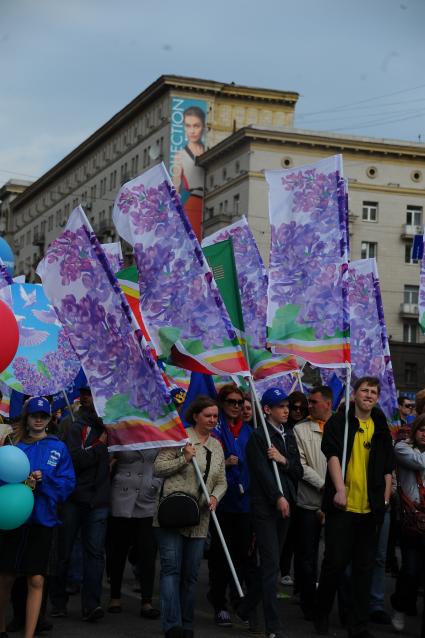 Участники первомайского шествия профсоюзов на улицах Москвы.