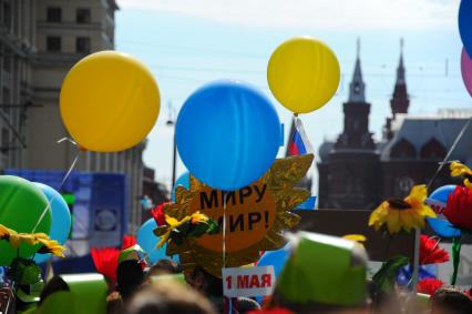 Участники первомайского шествия на улицах Москвы. На снимке: воздушные шары и плакаты во время демонстрации.