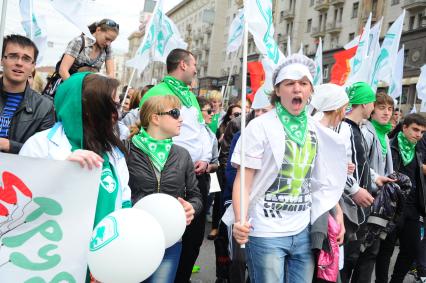 Участники первомайского шествия профсоюзов на улицах Москвы. На снимке: активисты движения молодых политических экологов `Местные`.