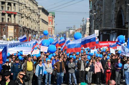 Участники первомайского шествия профсоюзов на Тверской улице.