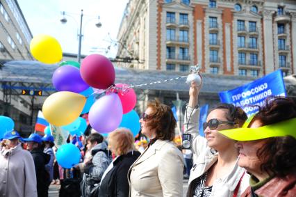 Участники первомайского шествия профсоюзов на улицах Москвы.