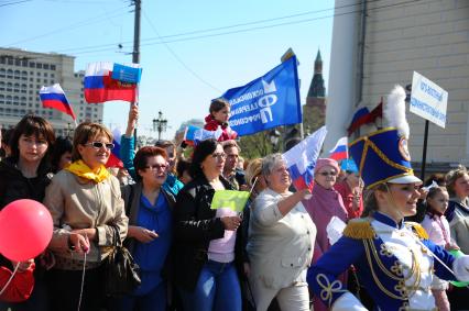 Участники первомайского шествия профсоюзов на улицах Москвы.