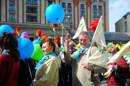 Участники первомайского шествия профсоюзов на улицах Москвы.