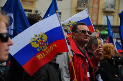 Участники первомайского шествия профсоюзов на улицах Москвы. На снимке: российский триколор в руках демонстрантов.