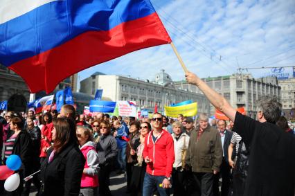 Участники первомайского шествия профсоюзов на улицах Москвы.