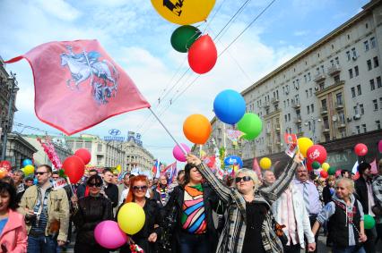 Участники первомайского шествия профсоюзов на улицах Москвы.