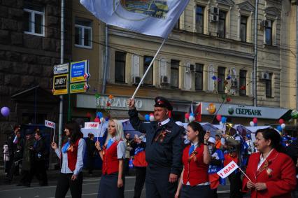 Участники первомайского шествия профсоюзов на улицах Москвы.