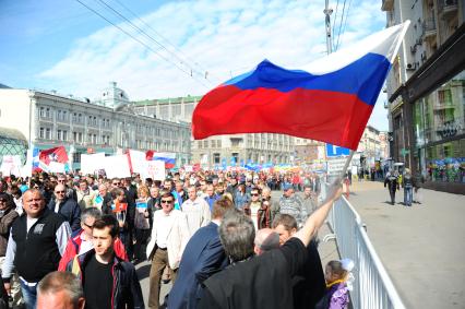 Участники первомайского шествия профсоюзов на улицах Москвы.