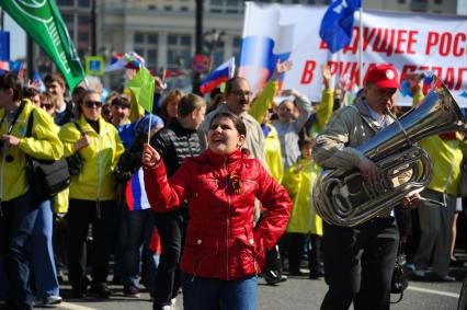 Участники первомайского шествия профсоюзов на улицах Москвы. На снимке: мужчина играет на тубе.