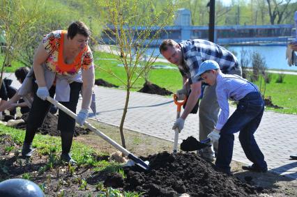 Мэр Москвы Сергей Собянин принял участие в субботнике в столичном парке `Останкино`. На снимке:  посадка деревьев.