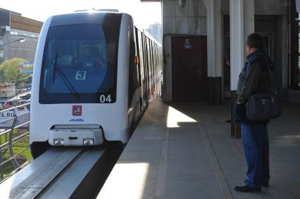 Московская монорельсовая транспортная система (ММТС). На снимке: пассжир и монорельсовый поезд.