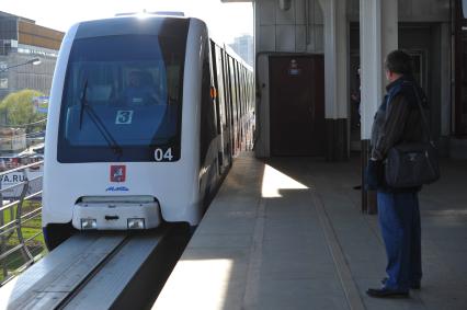 Московская монорельсовая транспортная система (ММТС). На снимке: пассжир и монорельсовый поезд.