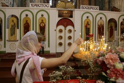 Воскресенский Новоиерусалимский мужской ставропигиальный монастырь. На снимке: прихожанка ставит свечку за здравие в Воскресенском соборе.