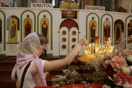 Воскресенский Новоиерусалимский мужской ставропигиальный монастырь. На снимке: прихожанка ставит свечку за здравие в Воскресенском соборе.