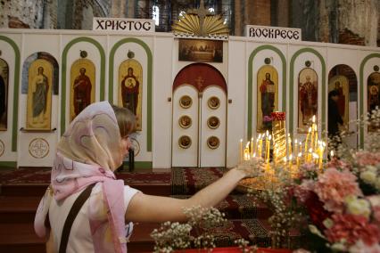 Воскресенский Новоиерусалимский мужской ставропигиальный монастырь. На снимке: прихожанка ставит свечку за здравие в Воскресенском соборе.