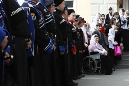 В Ставрополе прошел крестный ход. На снимке казаки Ставрополя и женщина в инвалидной коляске.