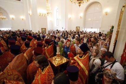 В Ставрополе прошел крестный ход. На снимке прихожане и священники в здании церкви.