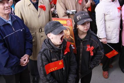 Митинг КПРФ. На снимке в толпе митингующих стоят два мальчика один из них зевает. 1 мая. Барнаул. Площадь Советов.