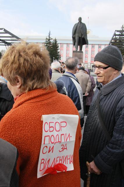 Митинг КПРФ. Женщина стоит с листом с надписью: `Сбор подписей против сноса памятника Ленину`. 1 мая. Барнаул. Площадь Советов.