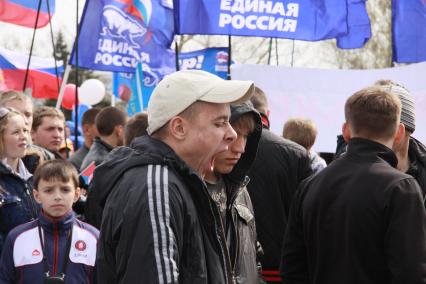 Митинг прфсоюзов и ЕР. На снимке зевающий подросток в ряду демонстрантов.