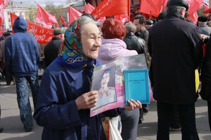 Митинг КПРФ. На снимке старушка с портретом Сталина. 1 мая. Барнаул. Площадь Советов.