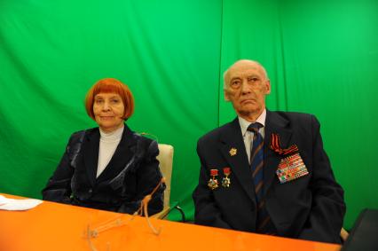 ИД `Комсомольская правда`. Участник ВОВ Ленченский Юрий и сотрудник Городского совета ветеранов г. Москвы Попова Галина.