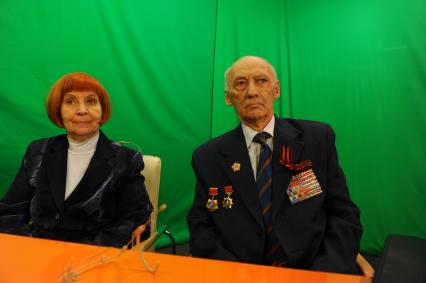ИД `Комсомольская правда`. Участник ВОВ Ленченский Юрий и сотрудник Городского совета ветеранов г. Москвы Попова Галина.