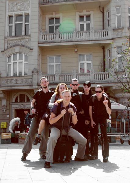 Весенний отдых в Польше. Группа молодых людей с вещами позируют фотографу.