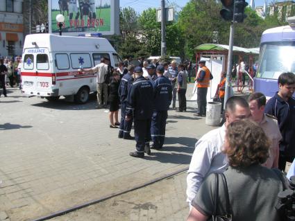 В центре Днепропетровска прогремели четыре взрыва, в результате которых пострадали 30 человек. На снимке одно из мест взрывов.