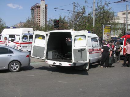 В центре Днепропетровска прогремели четыре взрыва, в результате которых пострадали 30 человек. На снимке карета скорой помощи.