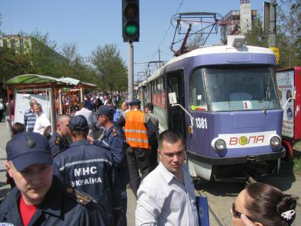 В центре Днепропетровска прогремели четыре взрыва, в результате которых пострадали 30 человек. На снимке трамваи остановились в результате теракта.