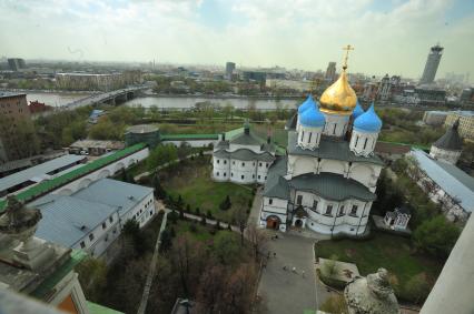 Новоспасский ставропигиальный мужской монастырь. На снимке: вид на Спасо-Преображенский собор и подворье монастыря.