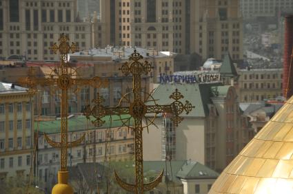 Новоспасский ставропигиальный мужской монастырь. На снимке: православные кресты на куполах Спасо-Преображенского собора.