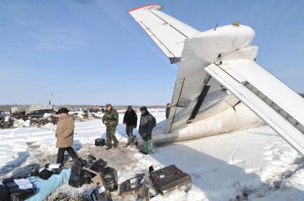 Авиакатастрофа под Тюменью. На снимке: обломки пассажирского самолета ATR-72 авиакомпании `ЮТэйр`.