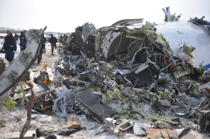 Авиакатастрофа под Тюменью. На снимке: обломки пассажирского самолета ATR-72 авиакомпании `ЮТэйр`.