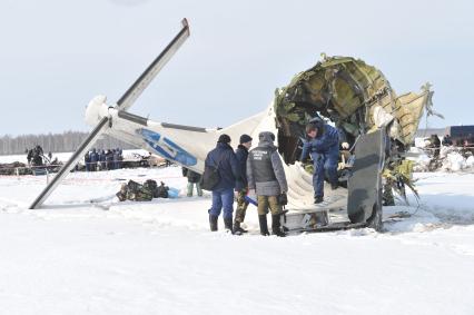 Авиакатастрофа под Тюменью. На снимке: обломки пассажирского самолета ATR-72 авиакомпании `ЮТэйр`.