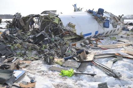 Авиакатастрофа под Тюменью. На снимке: обломки пассажирского самолета ATR-72 авиакомпании `ЮТэйр`.