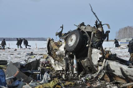 Авиакатастрофа под Тюменью. На снимке: обломки пассажирского самолета ATR-72 авиакомпании `ЮТэйр`.