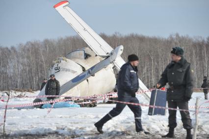 Авиакатастрофа под Тюменью. На снимке: обломки пассажирского самолета ATR-72 авиакомпании `ЮТэйр`.