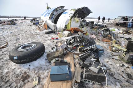 Авиакатастрофа под Тюменью. На снимке: обломки пассажирского самолета ATR-72 авиакомпании `ЮТэйр`.